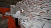 Harga Stabil di Pasar, Pj Gubernur Papua Fatoni Imbau Warga Papua Beli Beras SPHP