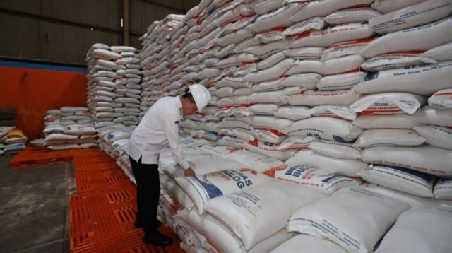 Harga Stabil di Pasar, Pj Gubernur Papua Fatoni Imbau Warga Papua Beli Beras SPHP