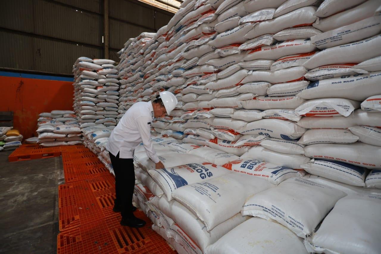 Harga Stabil di Pasar, Pj Gubernur Papua Fatoni Imbau Warga Papua Beli Beras SPHP