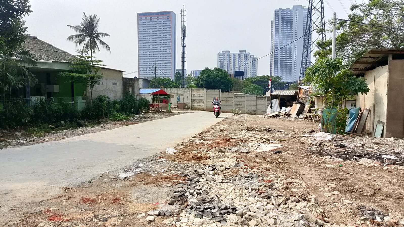 Akses Warga Terhambat, Jalan Rusak 15 Tahun di Pakualam Akhirnya Diperbaiki Secara Swadaya