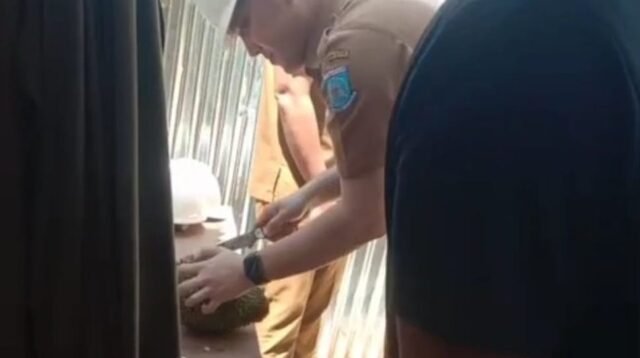 Viral! Diduga Inspektorat Tangsel Santap Musang King Rp5 Juta Saat Sidak Proyek Pemerintah