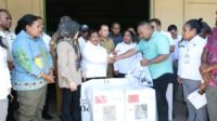 Pj Gubernur Papua dan Wamendagri Lepas Logistik PSU, Tegaskan Komitmen Demokrasi Damai di Bumi Cenderawasih