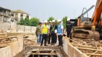 Pemkot Tangsel membangun tandon air berkapasitas 6.000 m³ dan long storage 300 meter di Puri Bintaro Indah untuk mengatasi banjir serta meningkatkan sistem drainase kota.