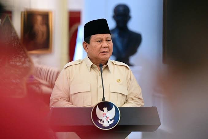 Presiden Prabowo Subianto memanggil Kepala BGN Dadan Hindayana buntut kasus keracunan MBG. Prabowo instruksikan perbaikan tata kelola, koki terlatih, rapid test, sterilisasi, hingga pemasangan CCTV.