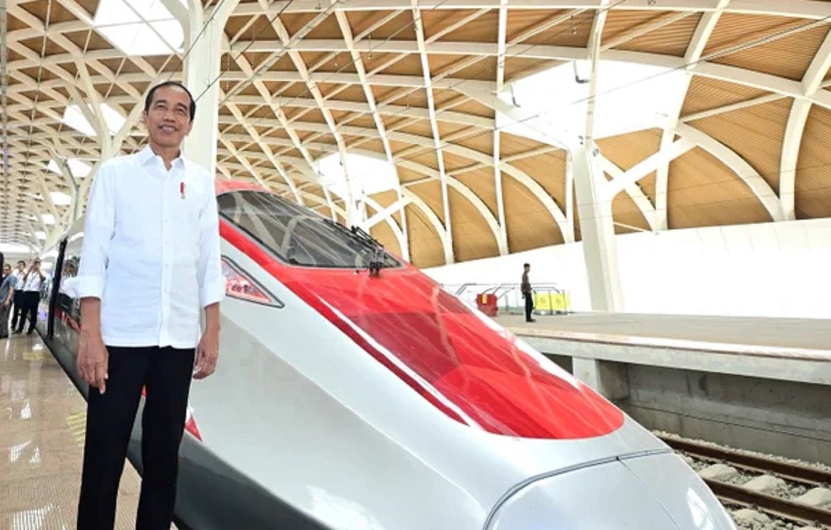 Jokowi Akhirnya Buka Suara Soal Utang Whoosh: Kereta Cepat Itu Investasi Sosial!