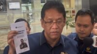 Jakarta, Nusantara Info: Menteri Keuangan (Menkeu) Purbaya Yudhi Sadewa memberikan peringatan tegas kepada pegawai Direktorat Jenderal Bea dan Cukai (DJBC) yang ketahuan nongkrong bergerombol di Starbucks. Kejadian ini terungkap dari laporan seorang wiraswasta melalui layanan pengaduan “Lapor Pak Purbaya” via WhatsApp, yang baru diluncurkan pada Rabu (15/10/2025). Dalam laporan yang dibacakan Purbaya, sejumlah pegawai DJBC lengkap dengan seragam dinas melakukan rapat informal di Starbucks, ditemani aparat berbaju preman dan beberapa orang lainnya. Aktivitas mereka berlangsung dengan suara keras hingga mengganggu pengunjung lain. “Yang dibicarakan selalu tentang bisnis aset gimana, mengamankan aset, baru dapat kiriman mobil gimana jualnya. Mohon diawasi dan ditindak. Saya risih lihat bergrombol, ngobrol keras-keras seharian setiap hari dengan baju dinas Bea Cukai,” jelas Purbaya menirukan pengaduan tersebut di kantornya, Jakarta, Jumat (17/10/2025). Merespons laporan ini, Purbaya langsung geram. Sebelumnya, ia telah beberapa kali mengancam akan memecat pegawai DJBC dan Direktorat Jenderal Pajak (DJP) yang menyimpang dari tugas sebagai Aparatur Sipil Negara (ASN). Namun, kenyataannya, masih ada pegawai yang mengabaikan peringatan tersebut. “Walaupun kita sudah menggebrak-gebrak, masih ini di bawah seperti ini. Artinya mereka tidak peduli, dianggapnya saya main-main,” ucap Purbaya. Purbaya menegaskan, setiap laporan melalui “Lapor Pak Purbaya” yang disertai nama lengkap dan alamat akan ditindaklanjuti secara serius. “Ini lengkap tempatnya, alamatnya lengkap, jadi pasti bisa kita kejar,” ucapnya. Selain itu, Purbaya juga menekankan, jika ada kasus serupa ditemukan lagi, pegawai akan langsung dipecat. “Hari Senin ke depan kalau ada yang ketemu begini lagi, gue akan pecat. Masa nongkrong di Starbucks, berpakaian seragam? Enggak kira-kira lu,” tegasnya. Menteri Keuangan mengimbau masyarakat untuk aktif melaporkan kelakuan pegawai DJBC maupun DJP yang tidak sesuai tugas melalui layanan “Lapor Pak Purbaya”, nomor WhatsApp 0822-4040-6600. Layanan ini memungkinkan masyarakat melaporkan segala bentuk penyimpangan, termasuk pegawai yang mengabaikan tanggung jawabnya. Langkah ini menjadi bagian dari upaya Purbaya memperbaiki kinerja DJP dan DJBC sebagai ujung tombak penerimaan negara. Sejak diluncurkan hingga Jumat (17/10/2025), layanan pengaduan ini telah menerima 15.933 pengaduan, dengan 13.285 pengaduan sedang diverifikasi. Dengan langkah tegas ini, Purbaya berharap disiplin ASN meningkat dan masyarakat merasa dilayani dengan baik. "Kalau laporannya bagus-bagus terus tapi kenyataannya begini, kita minta masyarakat masukkan laporan supaya bisa dibetulkan pelan-pelan," tutup Purbaya. (*)
