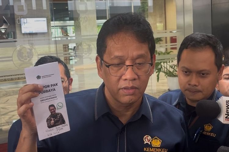 Jakarta, Nusantara Info: Menteri Keuangan (Menkeu) Purbaya Yudhi Sadewa memberikan peringatan tegas kepada pegawai Direktorat Jenderal Bea dan Cukai (DJBC) yang ketahuan nongkrong bergerombol di Starbucks. Kejadian ini terungkap dari laporan seorang wiraswasta melalui layanan pengaduan “Lapor Pak Purbaya” via WhatsApp, yang baru diluncurkan pada Rabu (15/10/2025). Dalam laporan yang dibacakan Purbaya, sejumlah pegawai DJBC lengkap dengan seragam dinas melakukan rapat informal di Starbucks, ditemani aparat berbaju preman dan beberapa orang lainnya. Aktivitas mereka berlangsung dengan suara keras hingga mengganggu pengunjung lain. “Yang dibicarakan selalu tentang bisnis aset gimana, mengamankan aset, baru dapat kiriman mobil gimana jualnya. Mohon diawasi dan ditindak. Saya risih lihat bergrombol, ngobrol keras-keras seharian setiap hari dengan baju dinas Bea Cukai,” jelas Purbaya menirukan pengaduan tersebut di kantornya, Jakarta, Jumat (17/10/2025). Merespons laporan ini, Purbaya langsung geram. Sebelumnya, ia telah beberapa kali mengancam akan memecat pegawai DJBC dan Direktorat Jenderal Pajak (DJP) yang menyimpang dari tugas sebagai Aparatur Sipil Negara (ASN). Namun, kenyataannya, masih ada pegawai yang mengabaikan peringatan tersebut. “Walaupun kita sudah menggebrak-gebrak, masih ini di bawah seperti ini. Artinya mereka tidak peduli, dianggapnya saya main-main,” ucap Purbaya. Purbaya menegaskan, setiap laporan melalui “Lapor Pak Purbaya” yang disertai nama lengkap dan alamat akan ditindaklanjuti secara serius. “Ini lengkap tempatnya, alamatnya lengkap, jadi pasti bisa kita kejar,” ucapnya. Selain itu, Purbaya juga menekankan, jika ada kasus serupa ditemukan lagi, pegawai akan langsung dipecat. “Hari Senin ke depan kalau ada yang ketemu begini lagi, gue akan pecat. Masa nongkrong di Starbucks, berpakaian seragam? Enggak kira-kira lu,” tegasnya. Menteri Keuangan mengimbau masyarakat untuk aktif melaporkan kelakuan pegawai DJBC maupun DJP yang tidak sesuai tugas melalui layanan “Lapor Pak Purbaya”, nomor WhatsApp 0822-4040-6600. Layanan ini memungkinkan masyarakat melaporkan segala bentuk penyimpangan, termasuk pegawai yang mengabaikan tanggung jawabnya. Langkah ini menjadi bagian dari upaya Purbaya memperbaiki kinerja DJP dan DJBC sebagai ujung tombak penerimaan negara. Sejak diluncurkan hingga Jumat (17/10/2025), layanan pengaduan ini telah menerima 15.933 pengaduan, dengan 13.285 pengaduan sedang diverifikasi. Dengan langkah tegas ini, Purbaya berharap disiplin ASN meningkat dan masyarakat merasa dilayani dengan baik. "Kalau laporannya bagus-bagus terus tapi kenyataannya begini, kita minta masyarakat masukkan laporan supaya bisa dibetulkan pelan-pelan," tutup Purbaya. (*)