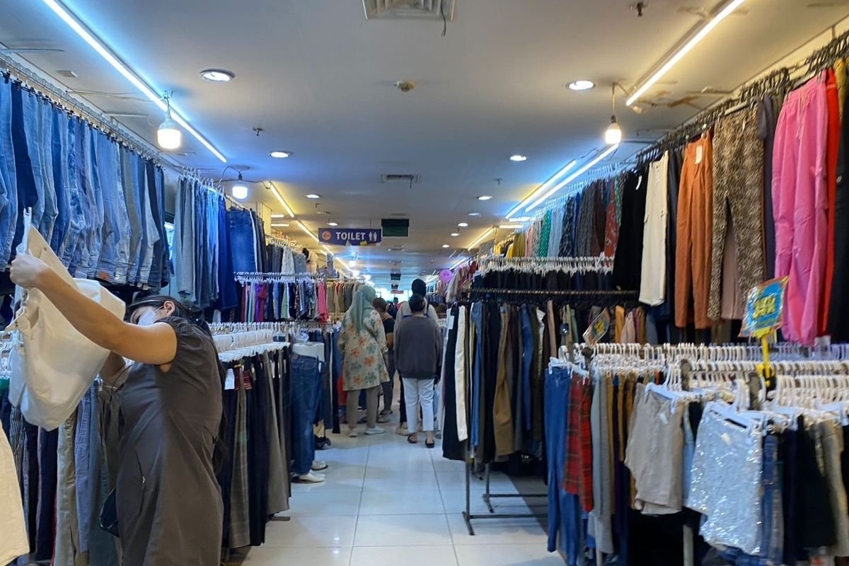 Purbaya Hentikan Impor Pakaian Bekas, Pedagang di Pasar Senen Panik Stok Menipis
