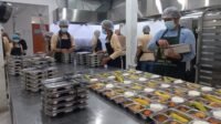 Badan Gizi Nasional (BGN) menurunkan jumlah porsi di setiap dapur Satuan Pelayanan Pemenuhan Gizi (SPPG) sebagai bagian dari evaluasi program Makan Bergizi Gratis (MBG) untuk menekan kasus keracunan makanan dan meningkatkan keamanan pangan.