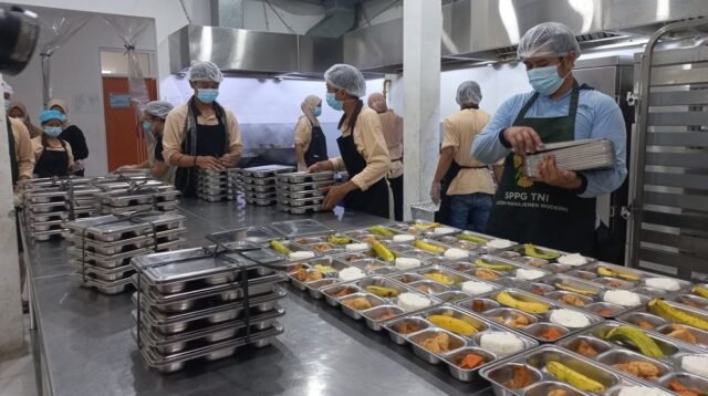 Badan Gizi Nasional (BGN) menurunkan jumlah porsi di setiap dapur Satuan Pelayanan Pemenuhan Gizi (SPPG) sebagai bagian dari evaluasi program Makan Bergizi Gratis (MBG) untuk menekan kasus keracunan makanan dan meningkatkan keamanan pangan.