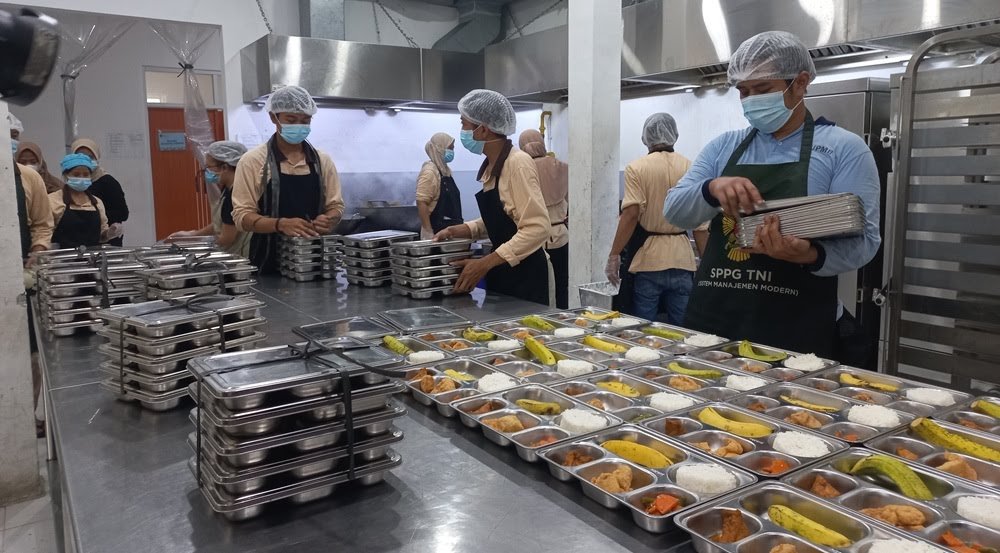 Badan Gizi Nasional (BGN) menurunkan jumlah porsi di setiap dapur Satuan Pelayanan Pemenuhan Gizi (SPPG) sebagai bagian dari evaluasi program Makan Bergizi Gratis (MBG) untuk menekan kasus keracunan makanan dan meningkatkan keamanan pangan.