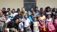 Kunjungi Panti Asuhan Pembawa Terang, Pj Gubernur Papua Fatoni: Tetap Semangat Sekolah dan Kejar Cita-Cita