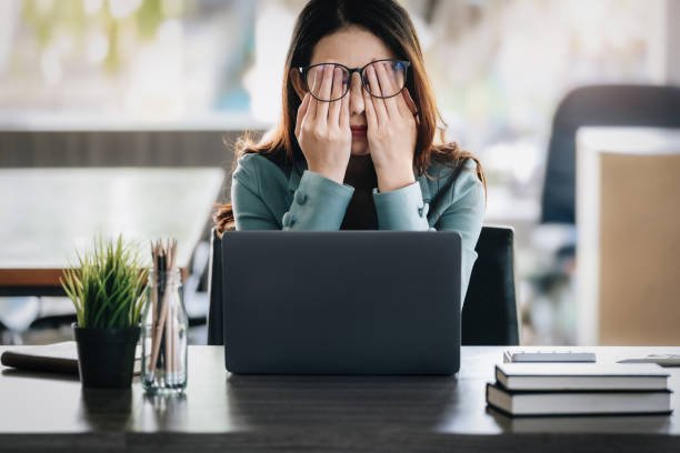 Fenomena Job Hugging: Ketika Pekerja Takut Kehilangan Pekerjaan di Tengah Ketidakpastian Ekonomi