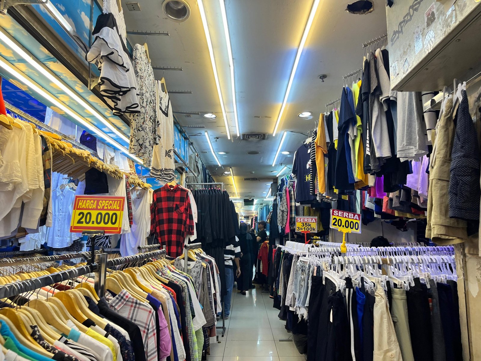 Omzet Pedagang Thrifting Pasar Senen Anjlok Imbas Larangan Impor Pakaian Bekas