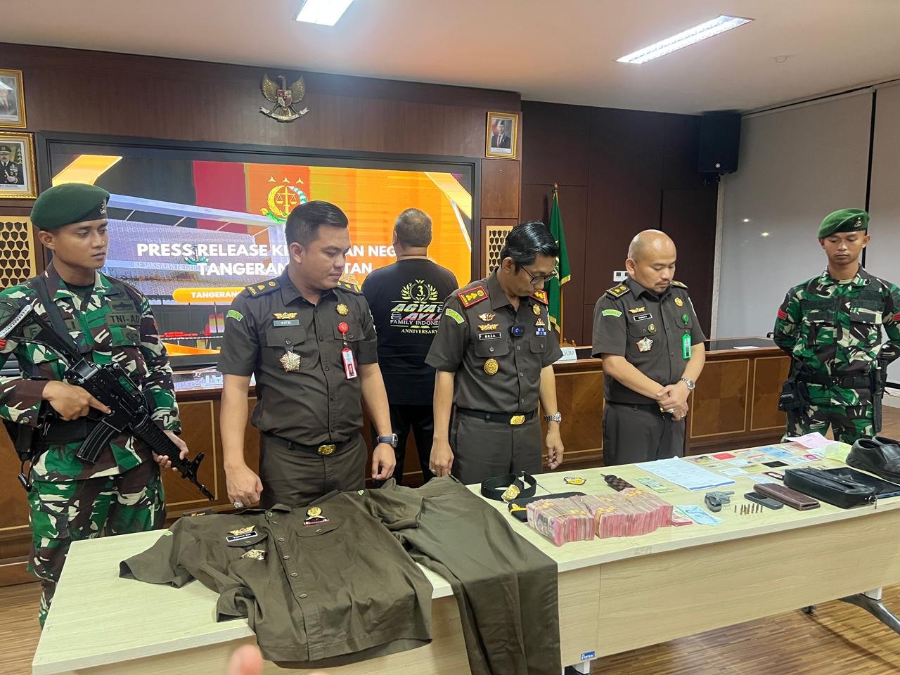 Jaksa Gadungan Dibekuk di Pamulang, Kejari Tangsel Sita Rp310 Juta dan Senjata Api