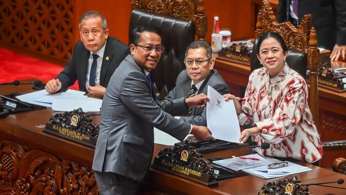 Jakarta, Nusantara Info: Dewan Perwakilan Rakyat (DPR) resmi mengesahkan Revisi Kitab Undang-Undang Hukum Acara Pidana (KUHAP) menjadi undang-undang dalam Rapat Paripurna yang digelar di Kompleks Parlemen, Senayan, Jakarta Pusat, Selasa (18/11/2025). Pengesahan ini dilakukan setelah melalui pembahasan panjang antara Komisi III DPR dan pemerintah. KUHAP baru akan mulai berlaku efektif pada 2 Januari 2026, beriringan dengan penerapan Kitab Undang-Undang Hukum Pidana (KUHP) yang telah disahkan sebelumnya. Rapat paripurna dipimpin oleh Ketua DPR Puan Maharani dan didampingi para Wakil Ketua DPR, yakni Sufmi Dasco Ahmad, Cucun Ahmad Syamsurijal, Adies Kadir, dan Saan Mustopa. Hadir pula Menteri Hukum dan HAM (Menkumham) Supratman Andi Agtas, Wakil Menteri Sekretaris Negara Bambang Eko Suhariyanto, serta Wakil Menteri Hukum dan HAM Edward Omar Sharif Hiariej. Sebanyak 242 anggota DPR tercatat hadir dalam rapat tersebut. Pada awal rapat, Puan mempersilakan Ketua Komisi III DPR, Habiburokhman, menyampaikan laporan hasil pembahasan revisi KUHAP. Komisi III dan pemerintah sebelumnya telah menyepakati pembahasan RKUHAP naik ke tingkat II pada Kamis (13/11/2025). Selanjutnya, Puan meminta persetujuan seluruh anggota Dewan untuk pengesahan revisi KUHAP. Secara bulat, seluruh fraksi menyatakan setuju. “Apakah dapat disetujui untuk disahkan menjadi undang-undang?” tanya Puan. “Setuju,” jawab para anggota Dewan serentak, sebelum palu persetujuan diketuk. Berlaku Serentak dengan KUHP pada 2 Januari 2026 Menkumham Supratman Andi Agtas menegaskan bahwa KUHAP baru akan berlaku pada 2 Januari 2026, bersamaan dengan berlakunya KUHP yang telah ditetapkan sebagai UU Nomor 1 Tahun 2023. “Dengan berlakunya KUHP kita di tahun 2026, 2 Januari yang akan datang, sekarang KUHAP-nya juga sudah siap. Jadi otomatis dua hal ini, hukum materiil dan formilnya, dua-duanya sudah siap,” ujarnya. Supratman juga menyoroti masa transisi yang dinilai sudah cukup untuk mempersiapkan implementasi KUHAP di berbagai institusi penegak hukum. Partisipasi Publik Disebut Paling Luas Pemerintah mengeklaim penyusunan KUHAP baru ini melibatkan partisipasi publik secara luas. Menurut Supratman, pembahasan dilakukan dengan mengundang fakultas hukum dari seluruh perguruan tinggi di Indonesia melalui berbagai forum, termasuk diskusi virtual. “Belum pernah ada undang-undang yang dilakukan meaningful participation seperti halnya dengan KUHAP,” ujarnya. Ketua DPR Puan Maharani juga menegaskan bahwa revisi KUHAP telah menerima lebih dari 130 masukan publik dalam proses pembahasannya sejak 2023 dan menjelajahi berbagai daerah untuk menjaring aspirasi. Ada Penolakan, Pemerintah Sebut Hal Wajar Meski demikian, Supratman tak menampik masih adanya penolakan dari sejumlah pihak terhadap KUHAP baru. Namun menurutnya, kritik tersebut wajar dalam proses pembentukan undang-undang. Ia menekankan bahwa KUHAP hasil revisi ini memuat sejumlah prinsip penting, antara lain: • Penguatan perlindungan hak asasi manusia (HAM) • Penerapan restorative justice • Perluasan objek praperadilan untuk mengurangi potensi kesewenang-wenangan • Perlindungan khusus bagi penyandang disabilitas “Ada yang setuju, ada yang tidak. Itu biasa. Tapi KUHAP kali ini sangat memprioritaskan HAM, restorative justice, dan perluasan praperadilan,” ucap Supratman. Banyak Aturan Diperbarui Ketua DPR Puan Maharani kembali menegaskan bahwa KUHAP baru akan resmi berlaku pada 2 Januari 2026. “Undang-undang ini akan mulai berlaku nanti tanggal 2 Januari 2026,” ujarnya. Puan juga mengatakan revisi KUHAP membawa banyak pembaruan penting untuk memperkuat sistem peradilan pidana nasional. (*) 
