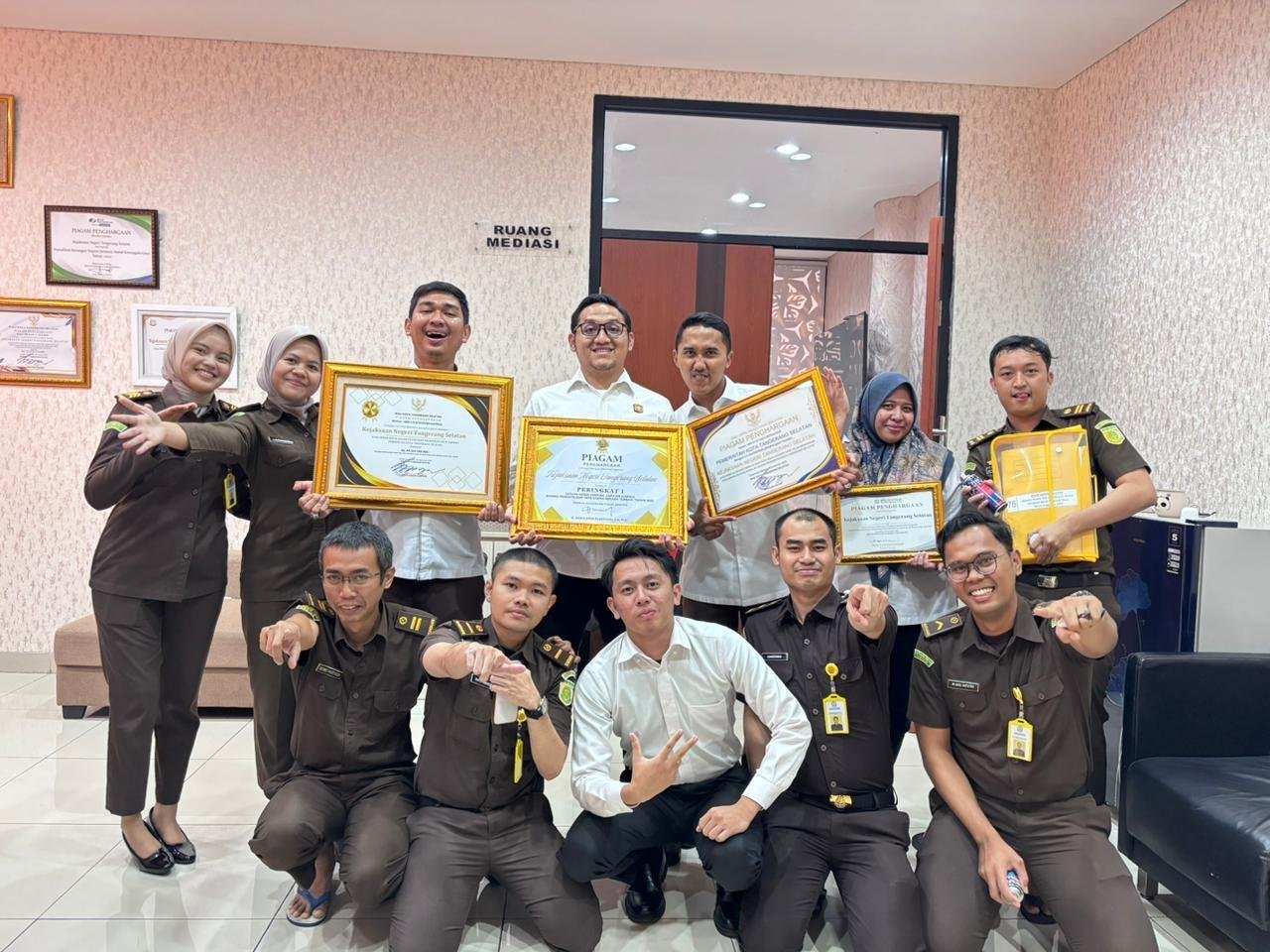 Dua Bidang Kejari Tangsel Raih Penghargaan Satuan Kerja Terbaik dari Kejati Banten di Rakerda 2025