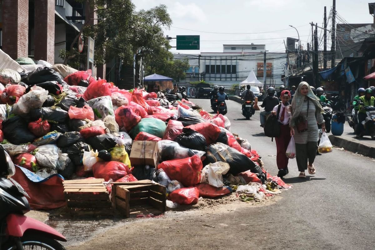 Status Darurat Sampah Tangsel Berakhir, Tapi Pasar Tradisional Masih Tenggelam Gunungan Sampah