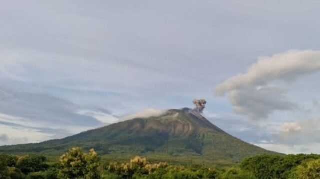 Gunung Ile Lewotolok Erupsi 58 Kali dalam Sehari, Status Waspada dan Warga Diminta Jauhi Radius 2 Km