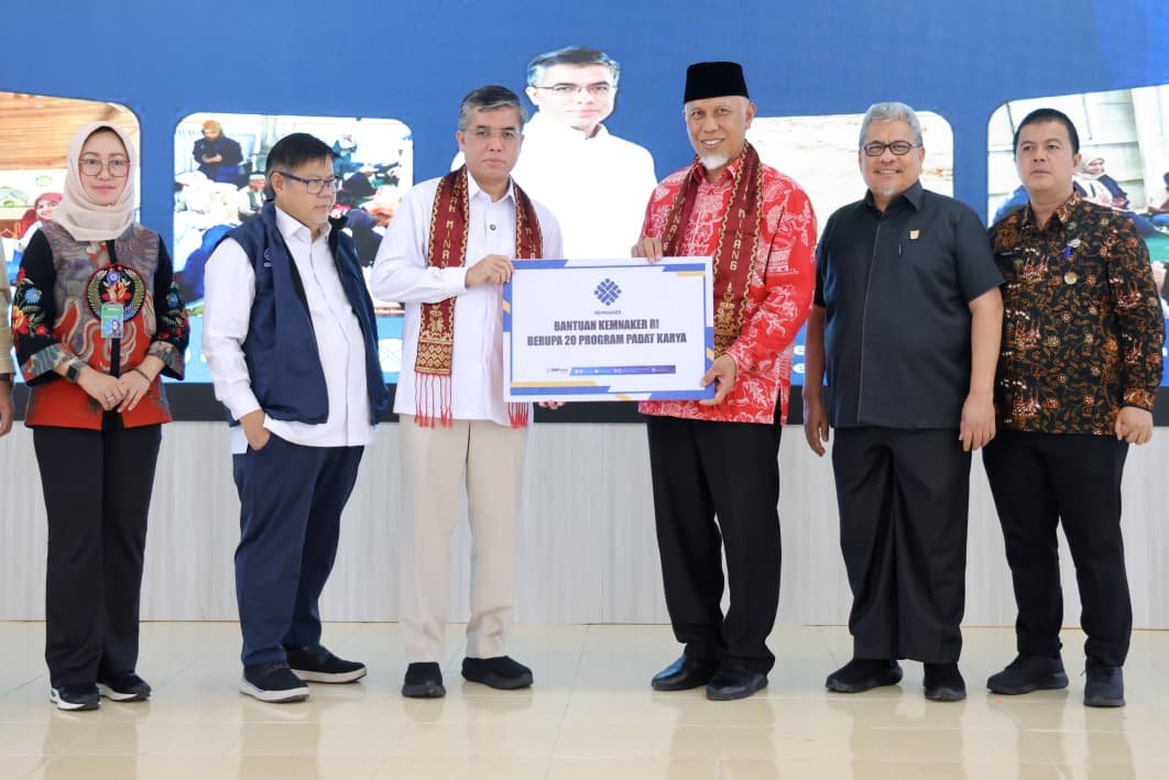Kemnaker Salurkan Bantuan Rp30,3 Miliar untuk Pemulihan Ekonomi Sumbar