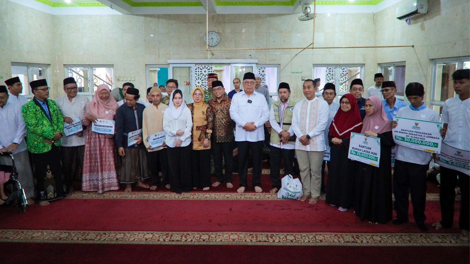 Benyamin Davnie Dampingi Gubernur Banten Safari Ramadan di Serpong, Warga Terima Sembako dan Bantuan