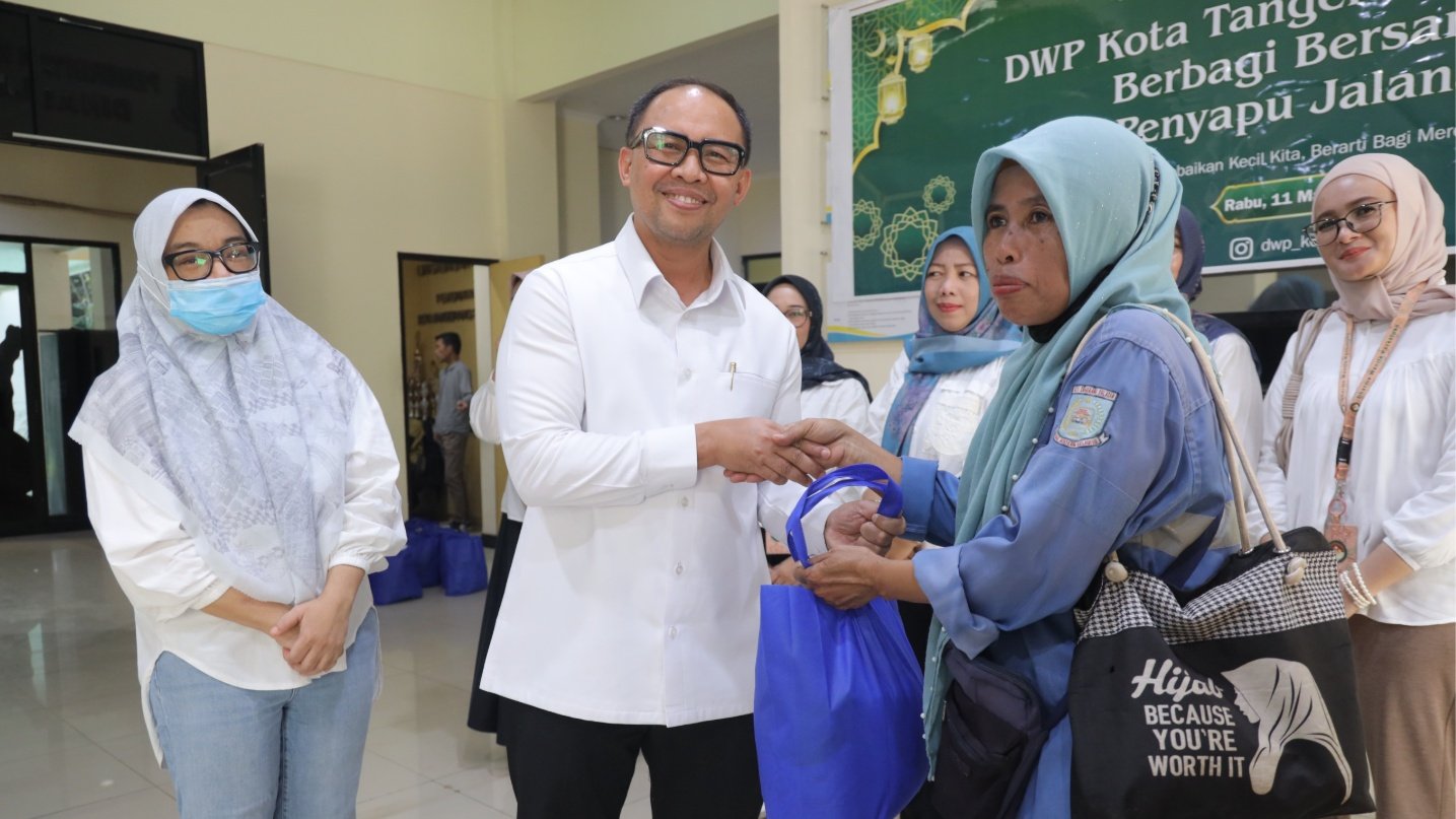 Aksi Peduli DWP dan DLH Tangsel: Ratusan Penyapu Jalanan Dapat Santunan