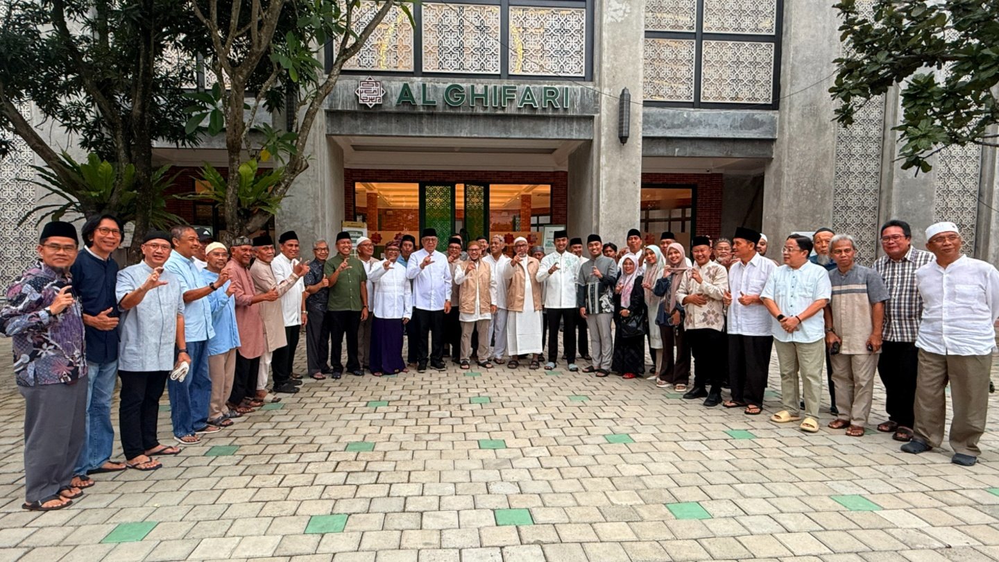 Safari Ramadan Tangsel Ditutup di Masjid Al-Ghifari, Wali Kota Benyamin Salurkan Bantuan Rp405 Juta