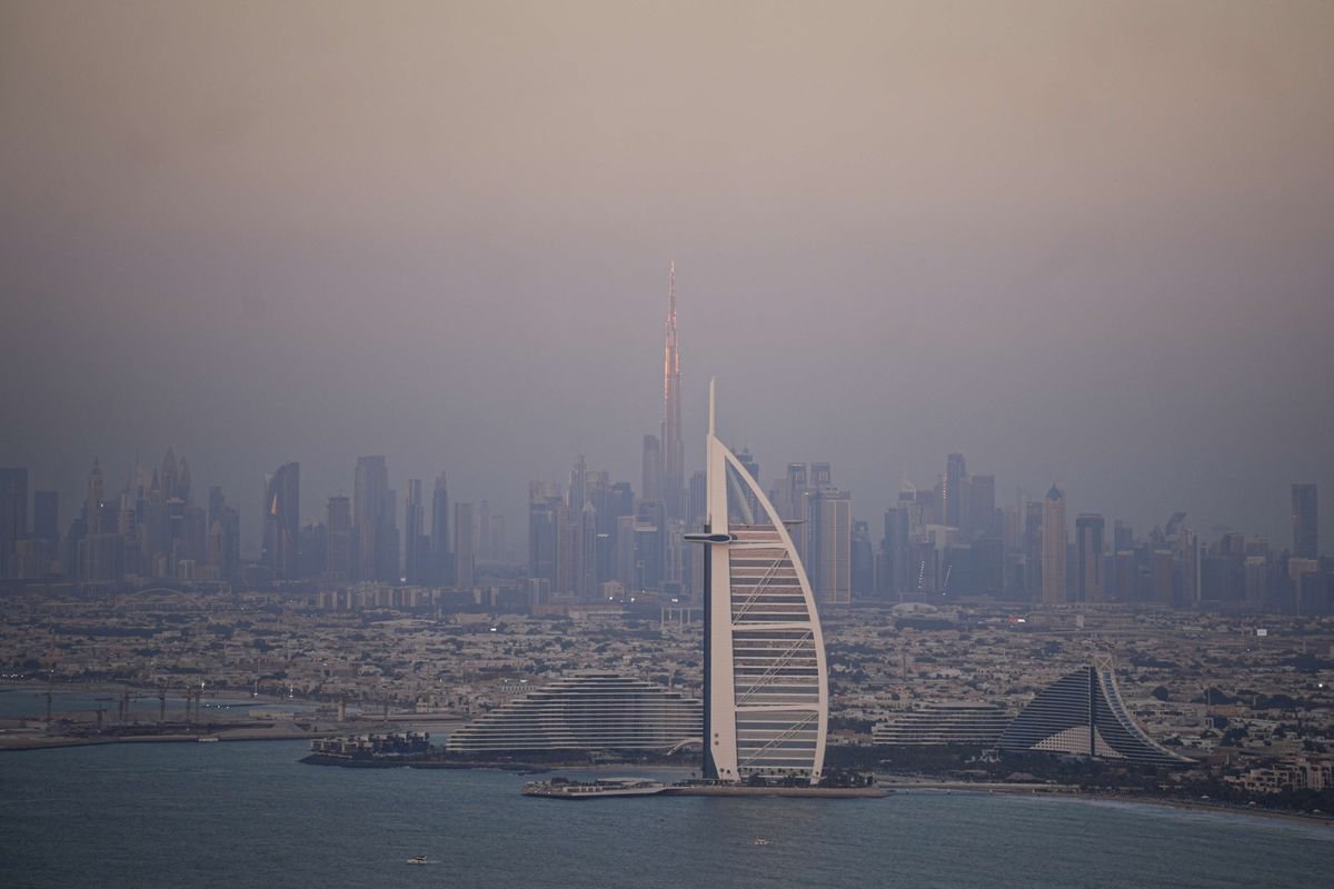 Serangan Iran Guncang Dubai: Palm Jumeirah hingga Bandara Internasional Terdampak, Burj Al Arab Terbakar