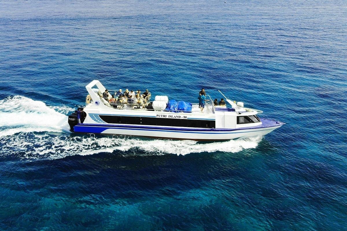 Dihantam Gelombang, Kapal Cepat KM Putri Island 02 Bocor di Selat Lombok