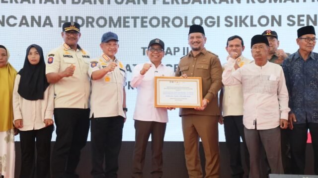 Kaposwil PRR Aceh Safrizal ZA Dampingi Mendagri Serahkan Bantuan Korban Siklon Senyar di Aceh Tamiang