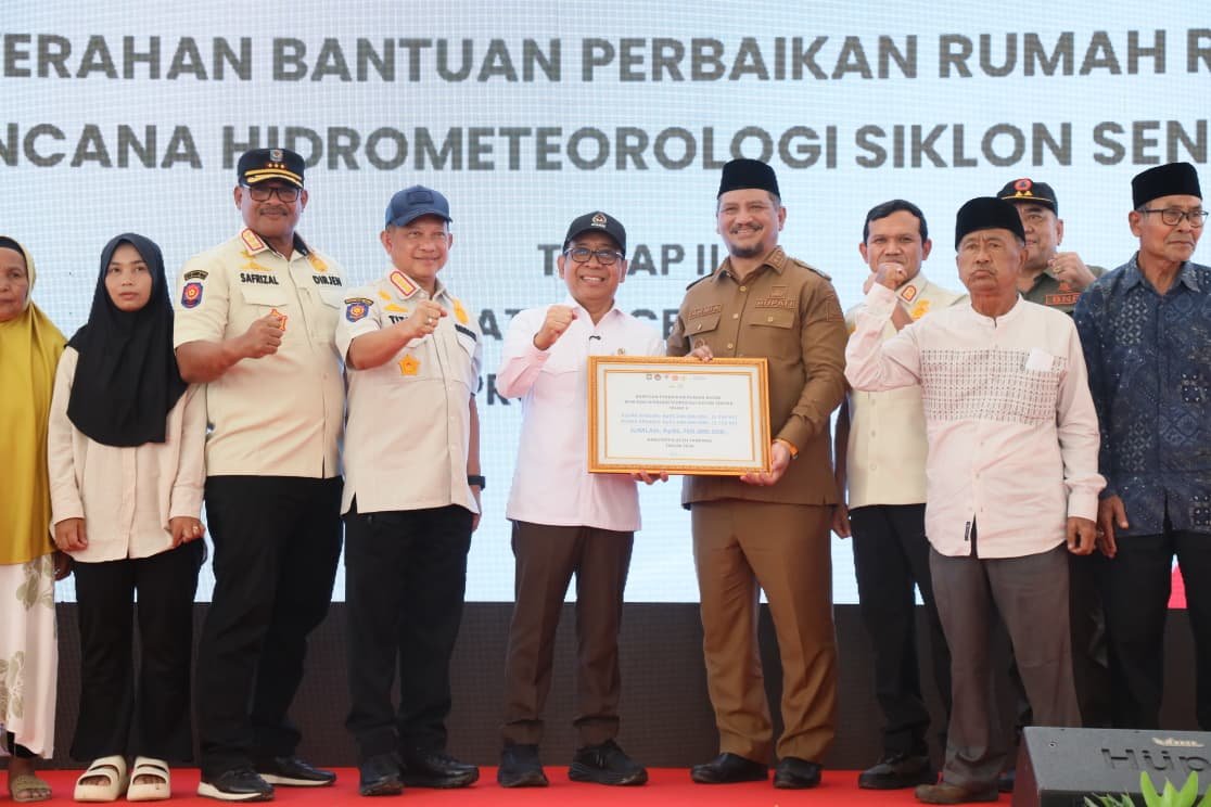 Kaposwil PRR Aceh Safrizal ZA Dampingi Mendagri Serahkan Bantuan Korban Siklon Senyar di Aceh Tamiang