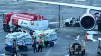 Mobil tangki mengisi bahan bakar pesawat di Bandara Internasional Lombok di Praya, Lombok Tengah, NTB, Jumat (13/3/2026).