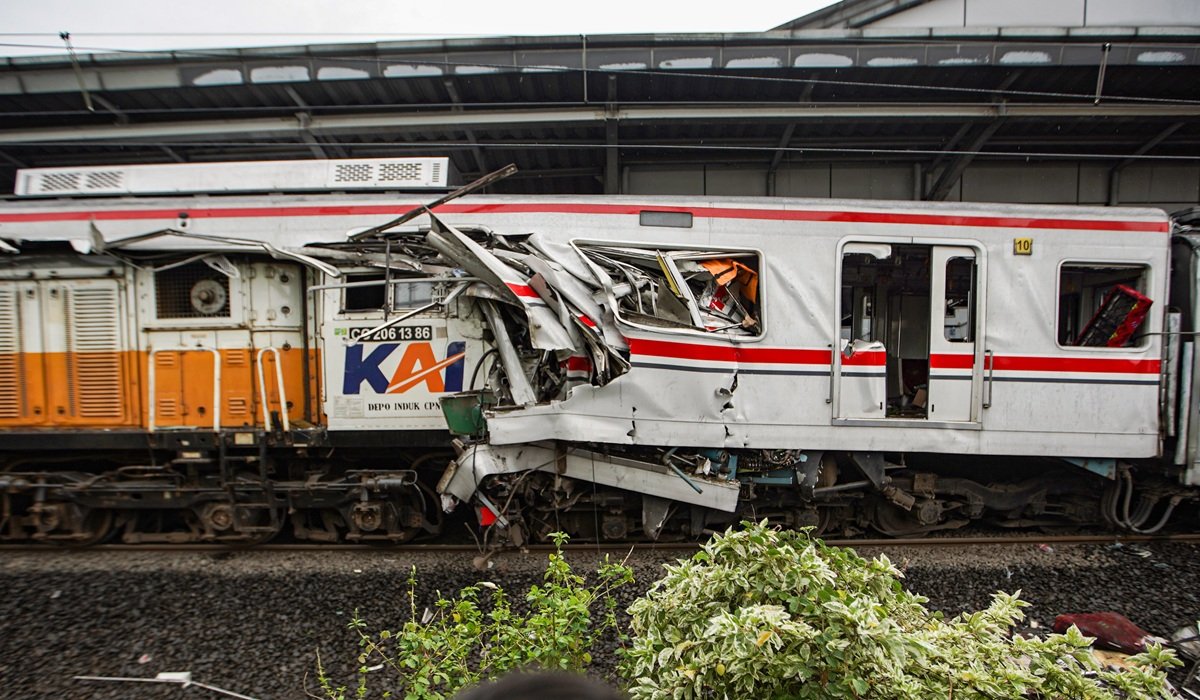 Polisi Usut KRL vs Taksi Green SM, KNKT Tangani Kecelakaan Kereta