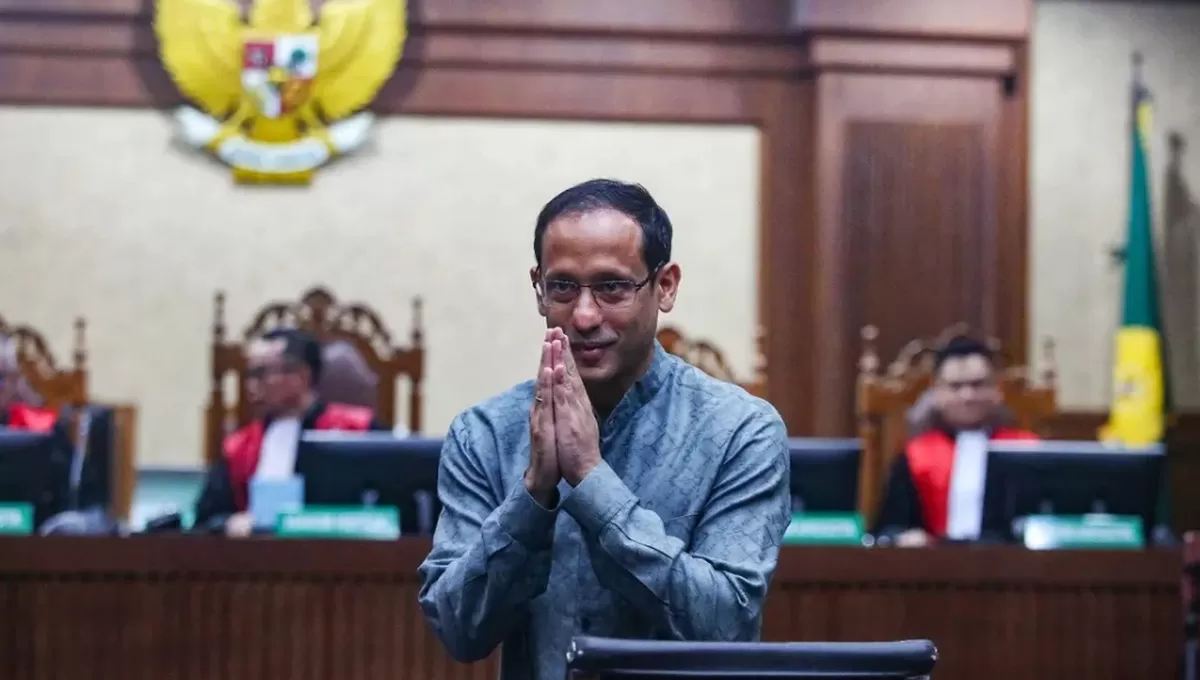 Jakarta, Nusantara Info: Mantan Menteri Pendidikan dan Kebudayaan era Presiden Joko Widodo, Nadiem Anwar Makarim, dituntut pidana 18 tahun penjara dalam kasus dugaan korupsi pengadaan laptop Chromebook dan Chrome Device Management (CDM) di lingkungan Kemendikbudristek tahun anggaran 2020–2022.Tuntutan tersebut dibacakan Jaksa Penuntut Umum (JPU) dalam sidang di Pengadilan Tindak Pidana Korupsi (Tipikor) pada Pengadilan Negeri Jakarta Pusat, Rabu (13/5/2026).
“Menjatuhkan pidana terhadap terdakwa Nadiem Anwar Makarim oleh karena itu dengan pidana selama 18 tahun,” ujar Jaksa Roy Riady saat membacakan amar tuntutan.
Selain pidana penjara, jaksa juga menuntut Nadiem membayar denda Rp1 miliar subsider 190 hari kurungan. Tak hanya itu, jaksa meminta majelis hakim menjatuhkan pidana tambahan berupa uang pengganti sebesar Rp809,59 miliar serta Rp4,87 triliun yang disebut sebagai harta kekayaan terdakwa yang dinilai tidak seimbang dengan penghasilan sah dan diduga berasal dari tindak pidana korupsi.
Apabila uang pengganti tersebut tidak dibayarkan, maka diganti dengan pidana tambahan selama 9 tahun penjara.
Jaksa Sebut Program Digitalisasi Pendidikan Bermasalah
Dalam dakwaannya, jaksa menyebut pengadaan Chromebook dan CDM dilakukan tidak sesuai kebutuhan riil pendidikan di Indonesia, khususnya di wilayah 3T (Tertinggal, Terdepan, dan Terluar).
Nadiem disebut bersama staf khususnya, Jurist Tan yang kini berstatus buron, serta konsultan Ibrahim Arief alias Ibam, mengarahkan tim teknis agar memilih Chromebook sebagai perangkat utama program digitalisasi pendidikan nasional.
Padahal, menurut jaksa, penunjukan tersebut tidak didasarkan pada kajian kebutuhan pendidikan dasar dan menengah secara menyeluruh.
“Sehingga mengalami kegagalan pemanfaatan khususnya di daerah 3T merupakan perbuatan melawan hukum dan pengkhianatan terhadap konstitusi,” kata jaksa di persidangan.
Program pengadaan teknologi informasi dan komunikasi (TIK) tersebut dinilai tidak berjalan efektif karena keterbatasan infrastruktur internet di banyak daerah, sehingga perangkat Chromebook yang bergantung pada koneksi internet tidak dapat dimanfaatkan secara optimal.
Kerugian Negara Capai Rp2,18 Triliun
Jaksa mengungkapkan total kerugian negara dalam perkara ini mencapai Rp2,18 triliun.
Rinciannya meliputi:
• Rp1,56 triliun terkait program digitalisasi pendidikan Kemendikbudristek
• 44,05 juta dolar AS atau setara Rp621,39 miliar akibat pengadaan CDM yang dianggap tidak diperlukan dan tidak bermanfaat
Selain itu, Nadiem juga diduga menerima aliran dana sebesar Rp809,59 miliar dari PT Aplikasi Karya Anak Bangsa (PT AKAB) melalui PT Gojek Indonesia.
Dalam persidangan disebutkan sebagian besar dana PT AKAB berasal dari investasi Google Asia Pacific senilai 786,99 juta dolar AS.
Jaksa: Korupsi Hambat Kualitas Pendidikan Anak Indonesia
Jaksa menilai perbuatan terdakwa tidak hanya merugikan keuangan negara, tetapi juga berdampak serius terhadap kualitas pendidikan nasional.
“Tindak pidana yang dilakukan berakibat pada kualitas pendidikan anak-anak Indonesia menjadi terhambat,” ujar jaksa.
Hal memberatkan lainnya adalah tindakan terdakwa dinilai tidak mendukung upaya pemerintah dalam menciptakan tata kelola pemerintahan yang bersih dari praktik korupsi, kolusi, dan nepotisme (KKN).
Jaksa juga menilai Nadiem berbelit-belit dalam memberikan keterangan selama persidangan.
Sementara hal yang meringankan, terdakwa disebut belum pernah menjalani hukuman pidana sebelumnya.
Sejumlah Terdakwa Lain Sudah Divonis
Dalam perkara ini, sejumlah pihak lain telah lebih dulu divonis bersalah oleh majelis hakim Pengadilan Tipikor Jakarta.
Ibrahim Arief alias Ibam selaku konsultan Kemendikbudristek dijatuhi hukuman 4 tahun penjara dan denda Rp500 juta subsider 120 hari kurungan.
Mantan Direktur SMP Kemendikbudristek tahun 2020, Mulyatsyah, divonis 4,5 tahun penjara serta diwajibkan membayar uang pengganti Rp2,28 miliar.
Sedangkan Sri Wahyuningsih, mantan Direktur Sekolah Dasar Ditjen PAUD Dikdasmen Kemendikbudristek, dijatuhi hukuman 4 tahun penjara dan denda Rp500 juta.
Putusan terhadap Mulyatsyah dan Sri Wahyuningsih telah berkekuatan hukum tetap atau inkrah.
Sementara itu, Jurist Tan hingga kini masih berstatus buron dan masuk dalam daftar pencarian aparat penegak hukum. (*)