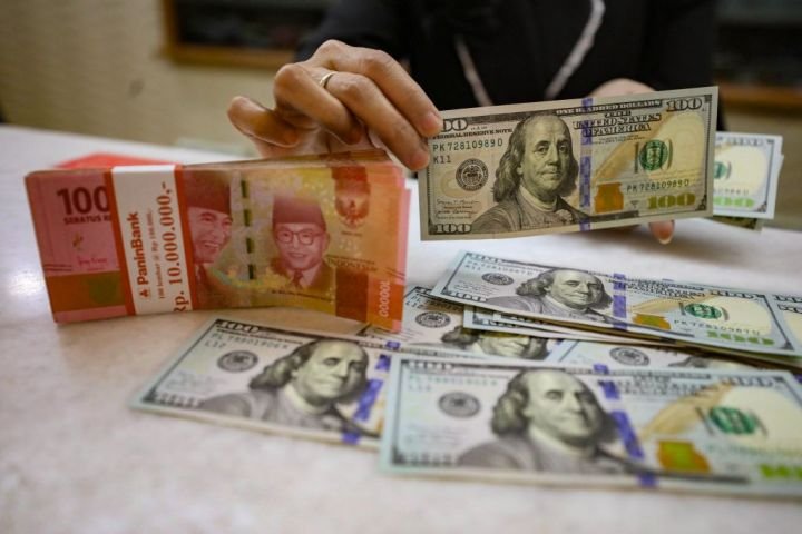Melemah Lagi! Rupiah Tembus Rp17.706 per Dolar AS Pagi Ini