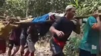 6a547d84dc17e Ironi Perbatasan Indonesia, Warga Krayan Masih Tandu Orang Sakit Lewati Hutan Berjam-jam Menuju Pustu