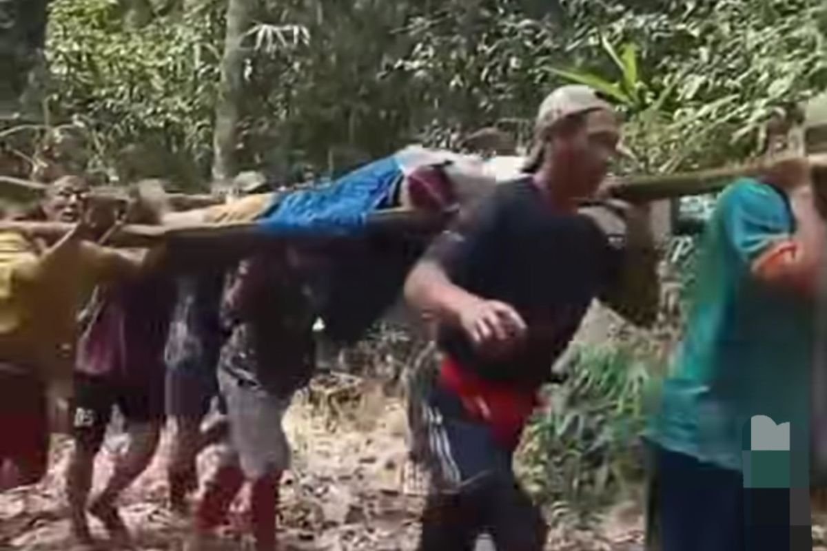 Ironi Perbatasan Indonesia, Warga Krayan Masih Tandu Orang Sakit Lewati Hutan Berjam-jam Menuju Pustu