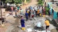 6a5f3e3edb134 Kecewa Menunggu Pemerintah Tak Kunjung Datang, Warga Way Kanan Patungan Perbaiki Jalan Rusak