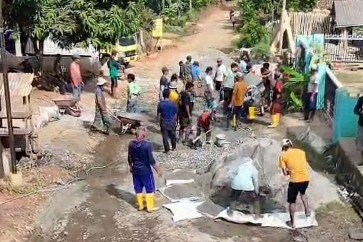 Kecewa Menunggu Pemerintah Tak Kunjung Datang, Warga Way Kanan Patungan Perbaiki Jalan Rusak