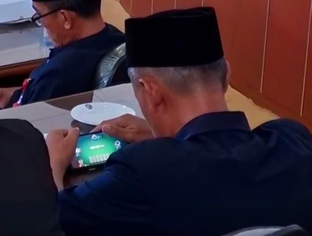 Kepergok Main Game di Rapat Paripurna, Camat Madiun Akui Kesalahan dan Minta Maaf