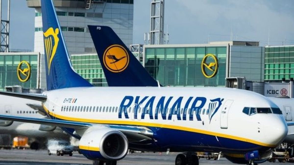 Mencekam! Jendela Pesawat Ryanair Rusak di Udara, Penumpang Tersedot Sebagian Keluar