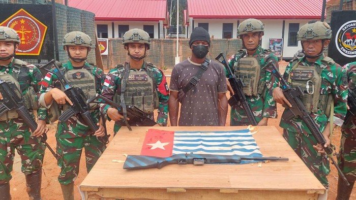 Anggota OPM Kembali ke NKRI, Serahkan Senjata dan Bendera Bintang Kejora