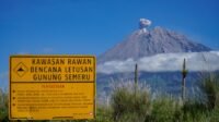 Asap vulkanis keluar dari kawah Gunung Semeru terlihat dari Desa Supiturang, Lumajang, Jawa Timur, Minggu (27/4/2025).
