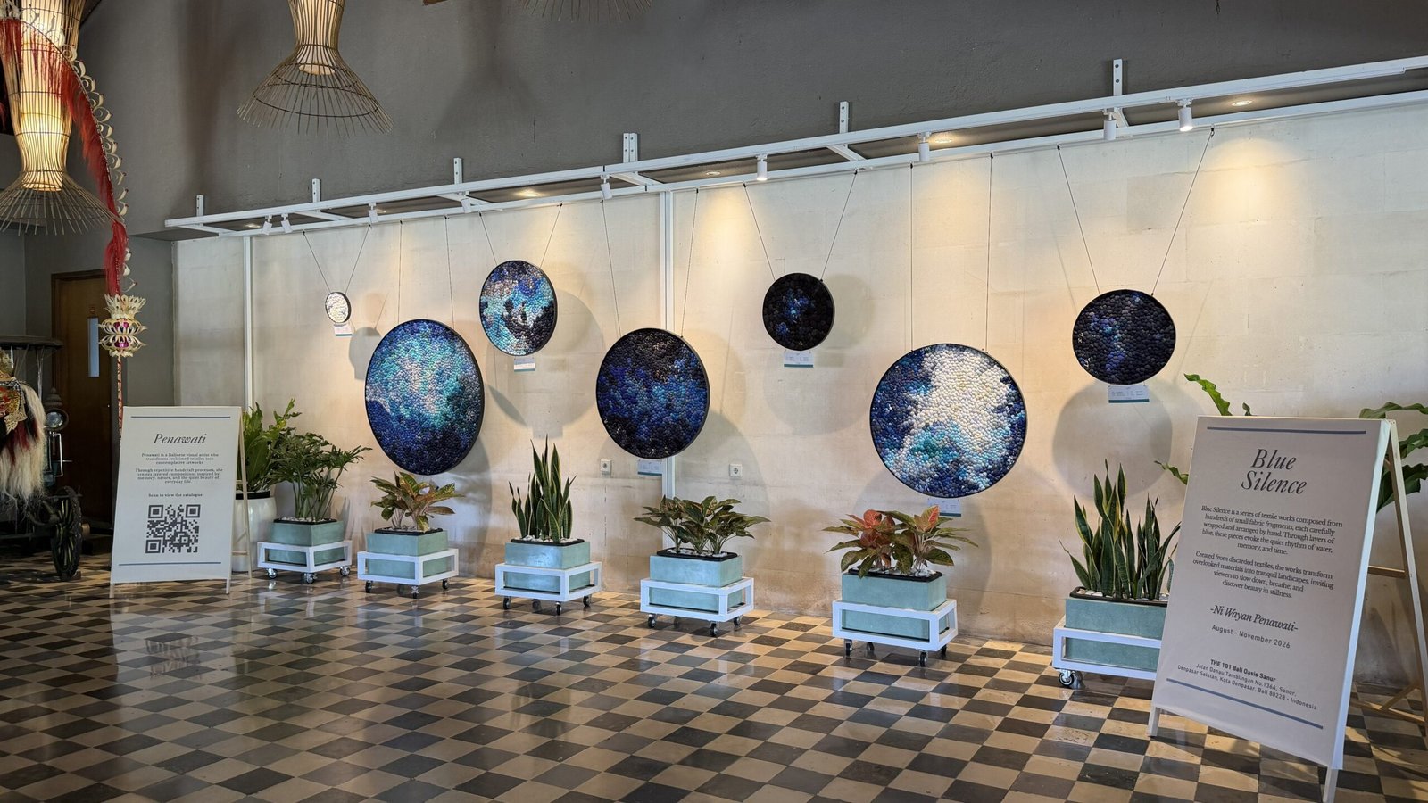 THE 1O1 Bali Oasis Sanur Gelar Pameran “Blue Silence” Karya Seniman Bali Penawati