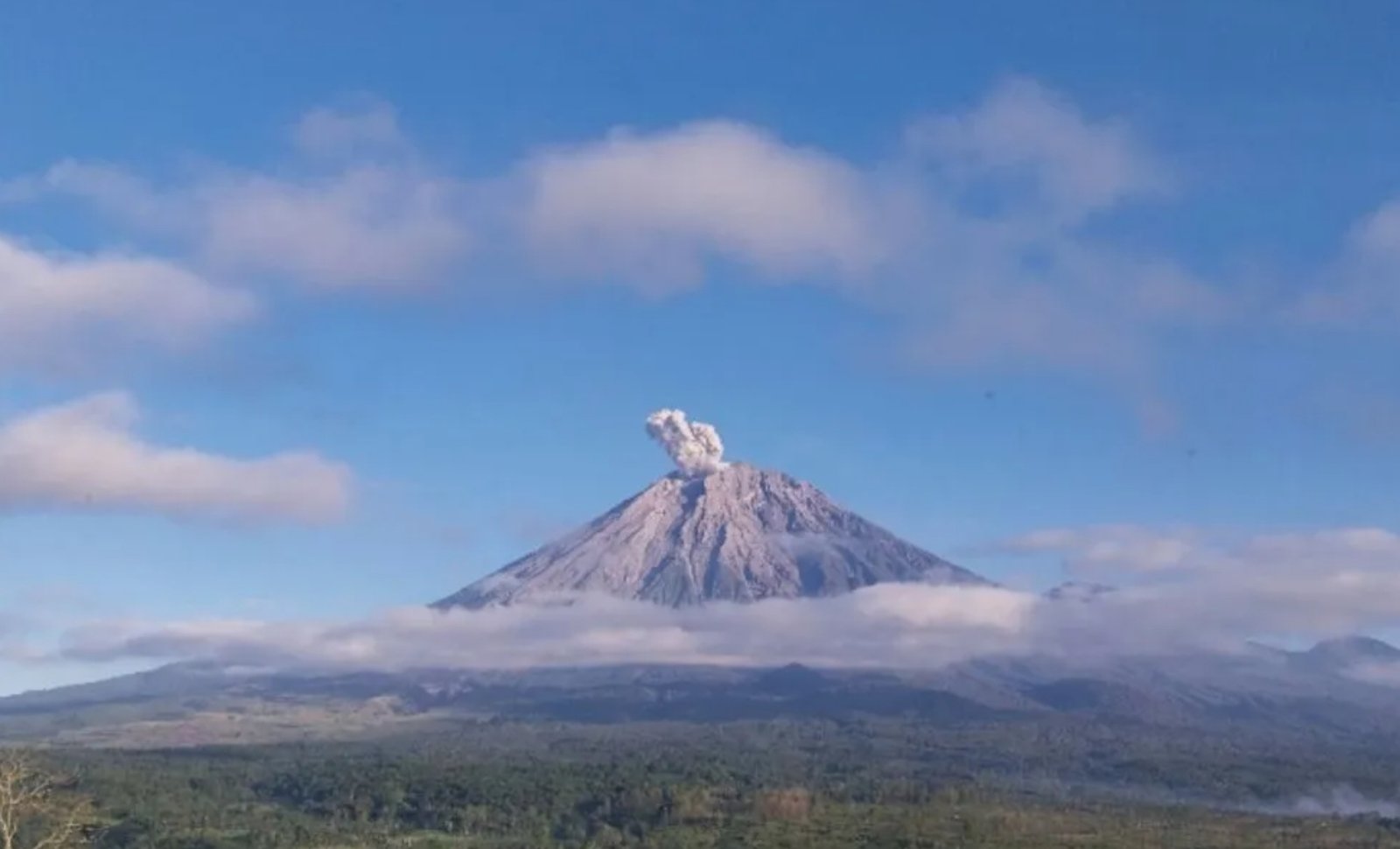 Gunung Semeru Erupsi 5 Kali Pagi Ini, Letusan Capai 700 Meter