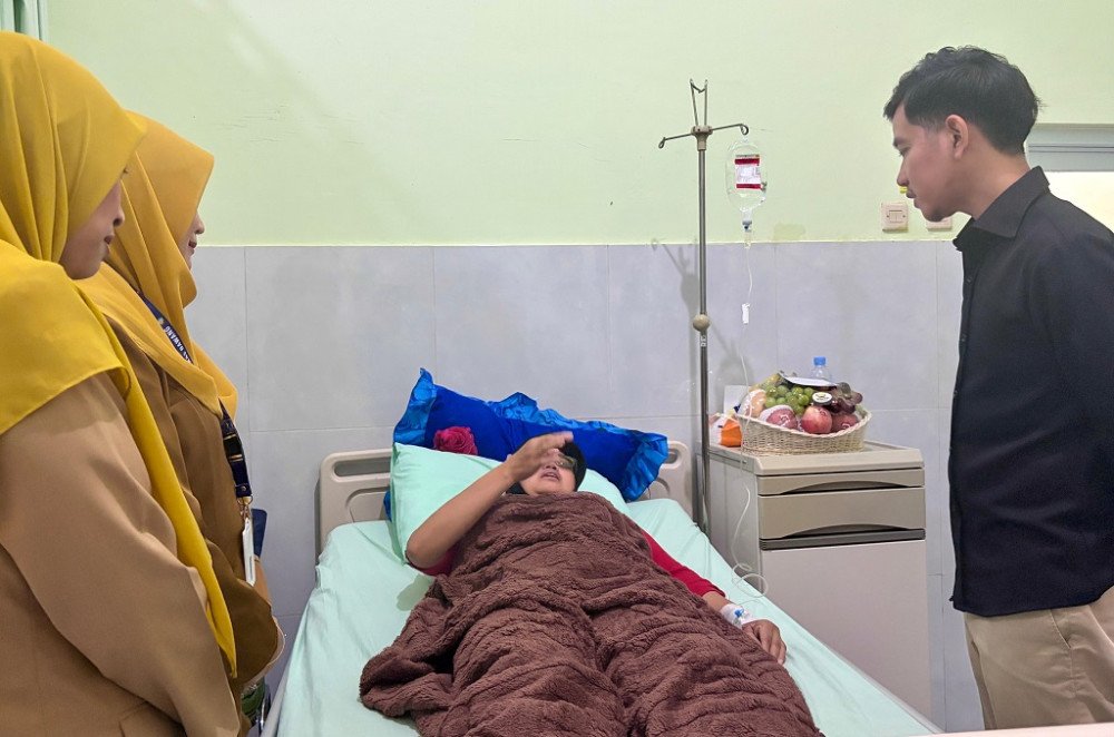 Gibran Minta Maaf kepada Korban Dugaan Keracunan MBG di Batang