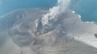 erupsi-gunung-anak-krakatau-1788679251737_169 Erupsi Gunung Anak Krakatau Meluas, Abu Vulkanik Terdeteksi di Dua Lapisan Atmosfer