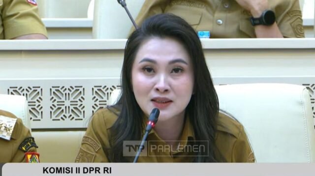 JAKARTA, NUSANTARA INFO: Gubernur Maluku Utara Sherly Tjoanda mengungkapkan belum adanya kepastian terkait usulan sertifikasi dan redistribusi 16 ribu hektare Tanah Objek Reforma Agraria (TORA) di wilayahnya. Persoalan tersebut disampaikan Sherly dalam rapat bersama Komisi II DPR RI, Selasa (15/9/2026). Sherly mengatakan, pemerintah daerah telah mengusulkan lahan tersebut melalui Kantor Wilayah Badan Pertanahan Nasional (BPN) Maluku Utara kepada Kementerian Agraria dan Tata Ruang/Badan Pertanahan Nasional (ATR/BPN). Menurut dia, proses verifikasi terhadap lahan TORA di Maluku Utara telah dilakukan sejak 2025. Dari total 24.500 hektare yang diusulkan, sekitar 16 ribu hektare disebut telah melalui proses verifikasi dan dinyatakan clear untuk ditindaklanjuti. "Kami sudah mengusulkan sejak akhir 2025, dari 24.500, kami sudah verifikasi dan sudah clear 16.000 hektare, diusulkan lewat Kanwil BPN kepada Kementerian ATR/BPN, tetapi saat ini belum ada hasilnya," kata Sherly dalam rapat. Pernyataan tersebut kemudian mendapat respons dari Ketua Komisi II DPR RI Rifqinizami Karsayuda yang memimpin jalannya rapat. Dalam kesempatan itu, Rifqi meminta penjelasan mengenai lamanya proses yang telah diajukan pemerintah daerah. "Jadi satu tahun Ibu sudah mengajukan, belum ada kepastian sampai hari ini?" tanya Rifqi. "Iya," jawab Sherly. Rifqi kemudian menyinggung Wakil Menteri ATR/BPN Ossy Dermawan yang hadir dalam rapat tersebut mewakili Menteri ATR/BPN Nusron Wahid. "Waduh, Pak Wamen, ini Bu Gubernur Maluku Utara di-PHP selama satu tahun," ujar Rifqi dengan nada berkelakar. Petani Terkendala Kepemilikan Lahan Dalam rapat tersebut, Sherly juga menjelaskan bahwa persoalan reforma agraria berkaitan langsung dengan kondisi masyarakat di Maluku Utara. Dia menyebut sekitar 60 persen penduduk Maluku Utara berprofesi sebagai petani. Menurut Sherly, keterbatasan kepastian kepemilikan atau penguasaan lahan menjadi salah satu persoalan yang dihadapi masyarakat. Kondisi tersebut dinilai dapat berpengaruh terhadap keberlanjutan kegiatan pertanian dan hasil panen masyarakat. Karena itu, Sherly mendorong agar peran pemerintah daerah dalam pelaksanaan reforma agraria diperkuat, khususnya melalui Gugus Tugas Reforma Agraria (GTRA). Sherly mengatakan, sebagai Ketua GTRA di tingkat daerah, pemerintah provinsi memiliki tanggung jawab dalam pelaksanaan agenda reforma agraria. Namun, dia menilai kewenangan pemerintah daerah untuk mengambil langkah eksekusi masih terbatas. "Sebagai ketua GTRA di daerah, kami merasa diberikan tanggung jawab tanpa ada kewenangan untuk mengeksekusi atau getting things done," kata Sherly. Total TORA Maluku Utara 36,2 Ribu Hektare Sherly memaparkan, total lahan yang masuk dalam objek reforma agraria di Maluku Utara mencapai 36,2 ribu hektare. Dari jumlah tersebut, baru sekitar 32 persen yang telah selesai melalui proses redistribusi dan sertifikasi. Dengan demikian, masih terdapat sekitar 24.500 hektare atau 68 persen yang belum selesai ditindaklanjuti. Angka tersebut menjadi perhatian karena reforma agraria tidak hanya berkaitan dengan proses administrasi pertanahan, tetapi juga menyangkut pemberian kepastian hukum atas penguasaan dan pemanfaatan tanah bagi masyarakat yang menjadi penerima manfaat. Dalam konteks Maluku Utara, pemerintah daerah mengaitkan percepatan penyelesaian TORA dengan kebutuhan masyarakat yang menggantungkan penghidupannya pada sektor pertanian. Sherly menjelaskan, pemerintah daerah sebelumnya telah mendapatkan informasi bahwa pelaksanaan lebih lanjut atas lahan yang diusulkan tersebut berada pada Bank Tanah. "Info terakhir yang kami dapat bahwa eksekusinya ada di Bank Tanah untuk dijadikan HPL (Hak Pengelolaan) kemudian boleh dijadikan hak pakai oleh petani," jelasnya. Minta Pemerintah Daerah Diberi Kewenangan Persoalan kewenangan menjadi salah satu poin utama yang ditekankan Sherly dalam rapat Komisi II DPR. Dia meminta posisi kepala daerah sebagai Ketua GTRA tidak hanya menempatkan pemerintah daerah sebagai pihak yang memiliki tanggung jawab koordinasi, tetapi juga memperoleh kewenangan yang memadai untuk mendorong penyelesaian di lapangan. Menurutnya, pemerintah daerah memiliki pengetahuan mengenai kondisi masyarakat dan kebutuhan lahan di wilayahnya. Karena itu, koordinasi antara pemerintah pusat, pemerintah daerah, BPN, dan lembaga terkait diperlukan agar proses redistribusi TORA tidak berhenti pada tahapan administratif. "Yang kami butuhkan di sini adalah ketika kami gubernur ditunjuk menjadi ketua GTRA, kami bukan hanya diberikan tanggung jawab, tapi juga diberikan kewenangan," imbuh Sherly. Persoalan yang disampaikan Sherly kini menjadi bagian dari pembahasan Komisi II DPR bersama pemerintah, terutama terkait mekanisme penyelesaian TORA, pembagian kewenangan antara pemerintah pusat dan daerah, serta posisi Bank Tanah dalam proses penyediaan dan pengelolaan tanah untuk kepentingan reforma agraria. Bagi Maluku Utara, percepatan penyelesaian lahan TORA menjadi penting karena masih terdapat puluhan ribu hektare yang belum menyelesaikan tahapan redistribusi dan sertifikasi. Kepastian mengenai status tanah menjadi salah satu faktor yang diharapkan dapat memberikan dasar hukum yang lebih jelas bagi masyarakat penerima manfaat untuk mengelola lahan secara berkelanjutan. (*)