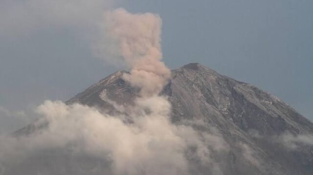 Gunung Semeru Kembali Erupsi, Suara Gemuruh Terdengar hingga Lereng Lumajang