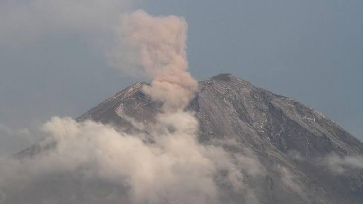 Gunung Semeru Kembali Erupsi, Suara Gemuruh Terdengar hingga Lereng Lumajang
